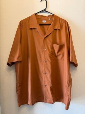 Uniqlo Men's Short-Sleeve Button-Down Shirt in Rust Orange